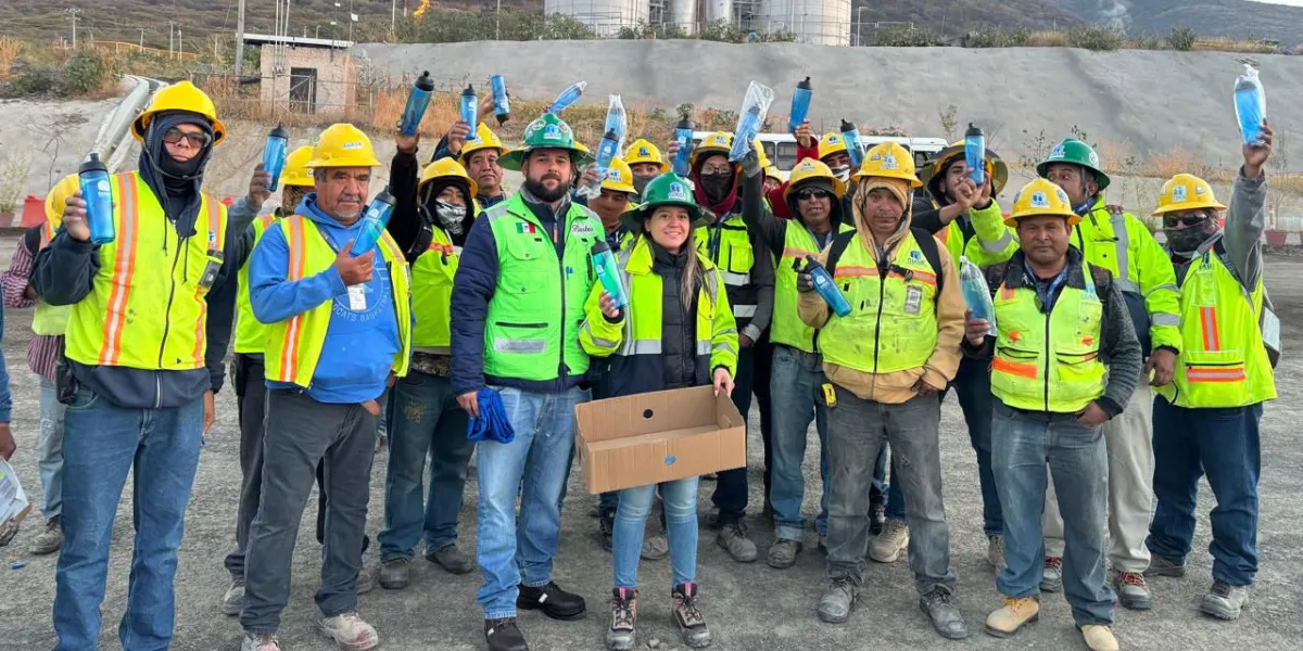 Equipo de trabajadores de GIASA en obra, usando equipo de seguridad.