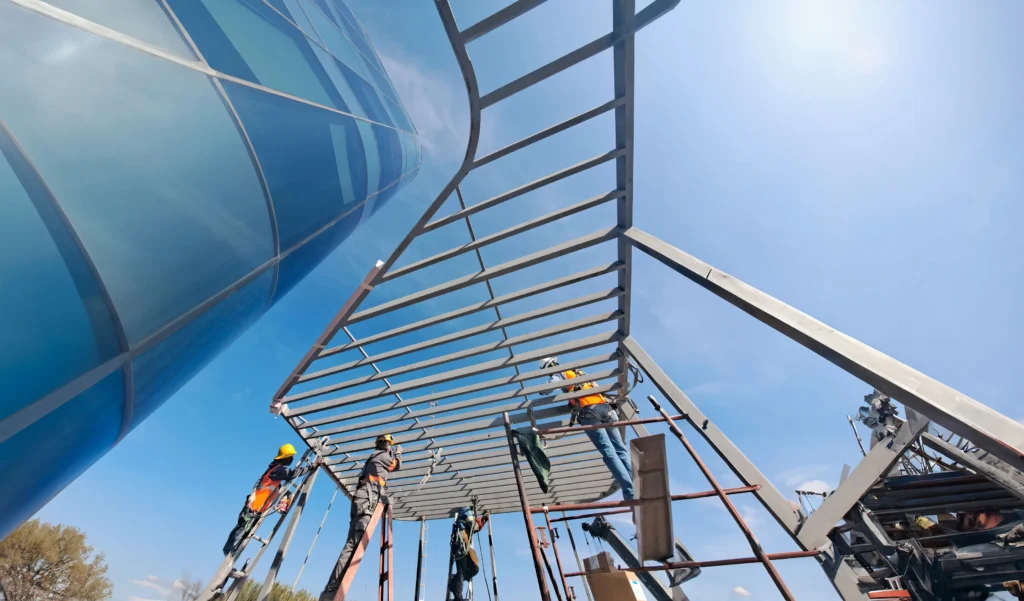 personas de GIASA trabajando en estructuras metálicas